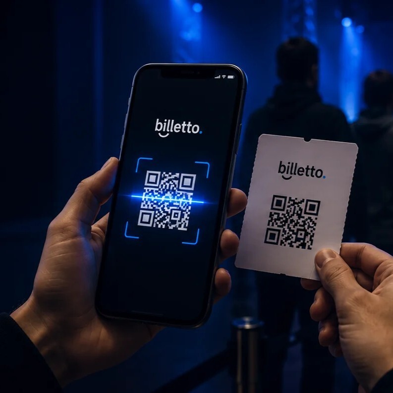 Puhelin, jolla skannataan Billetto-QR-koodia, ja tulostettu Billetto-lippu QR-koodilla