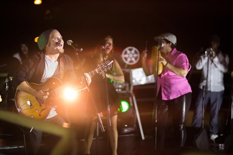 Liveband, der optræder under scenelys