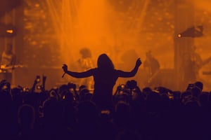 En fan dansar i publiken under en livekonsert