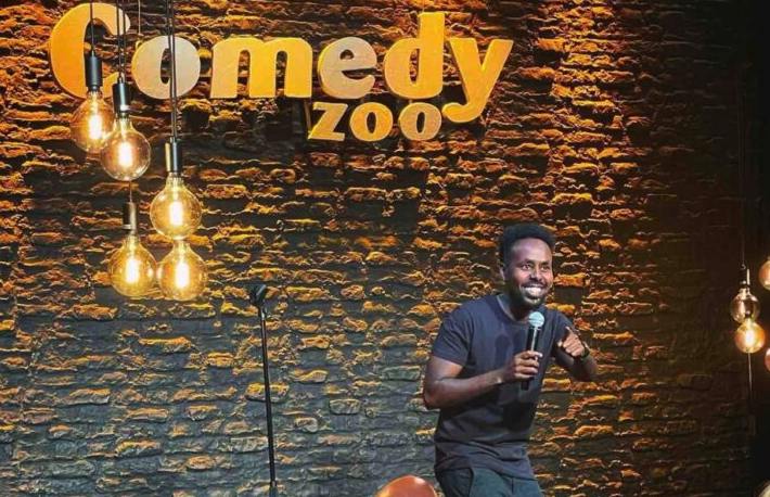 En live-optræden på Comedy Zoo En live-optræden på Comedy Zoo