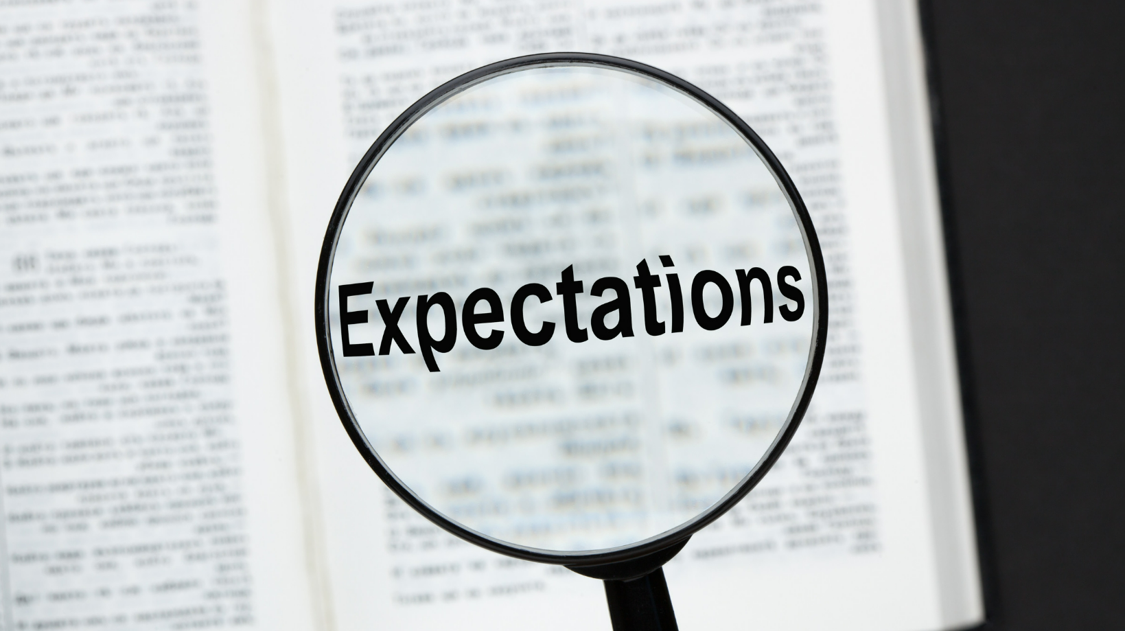 Magnyfying glass "expectations"