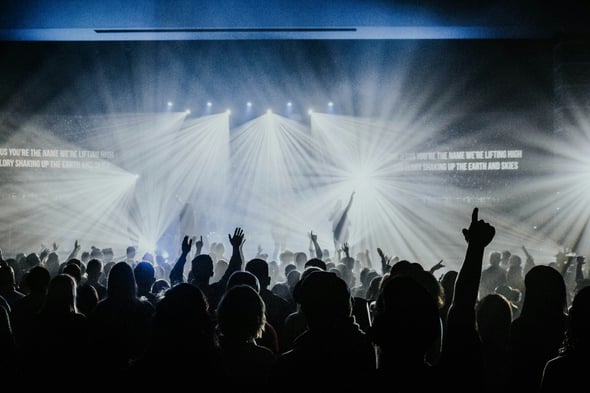 Ett band som uppträder på scenen inför en fullsatt publik Ett band som uppträder på scenen inför en fullsatt publik
