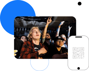 Festivaaliyleisö hurraa lavan edessä, vieressä puhelin, jonka näytöllä näkyy lipun QR-koodi
