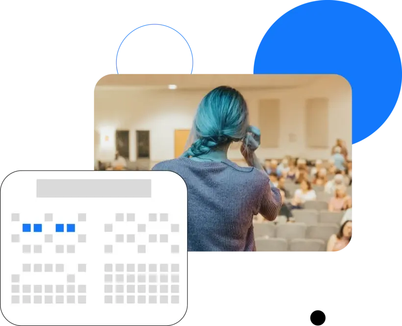 En person med blåt hår taler til et publikum i et auditorium med en eventkalendergrafik i hjørnet.