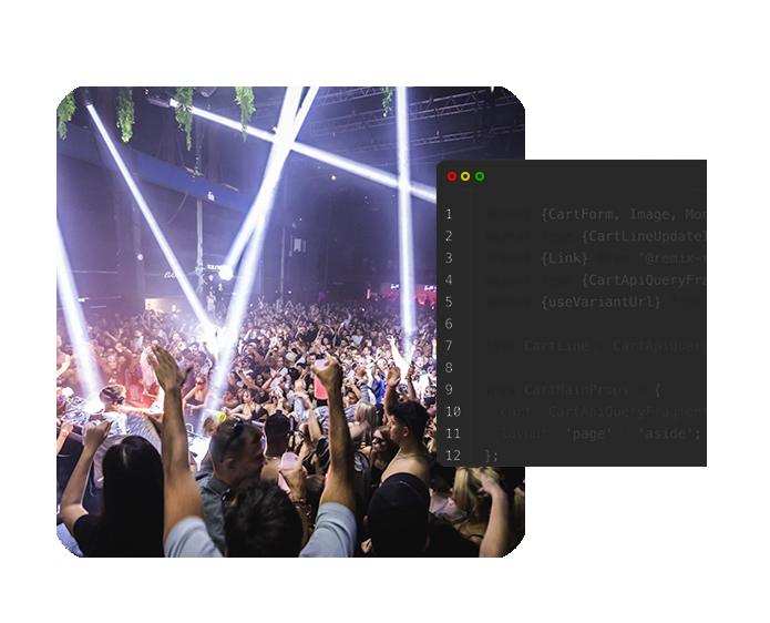 Fyldt natklub med løftede hænder og laserlys, overlejret af svagt kodeditor-interface til højre.