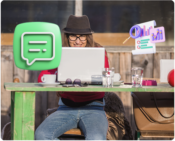 Leende kvinna i hatt och glasögon arbetar på en bärbar dator på ett utomhuscafé, med chatt- och analysikoner överlagrade.